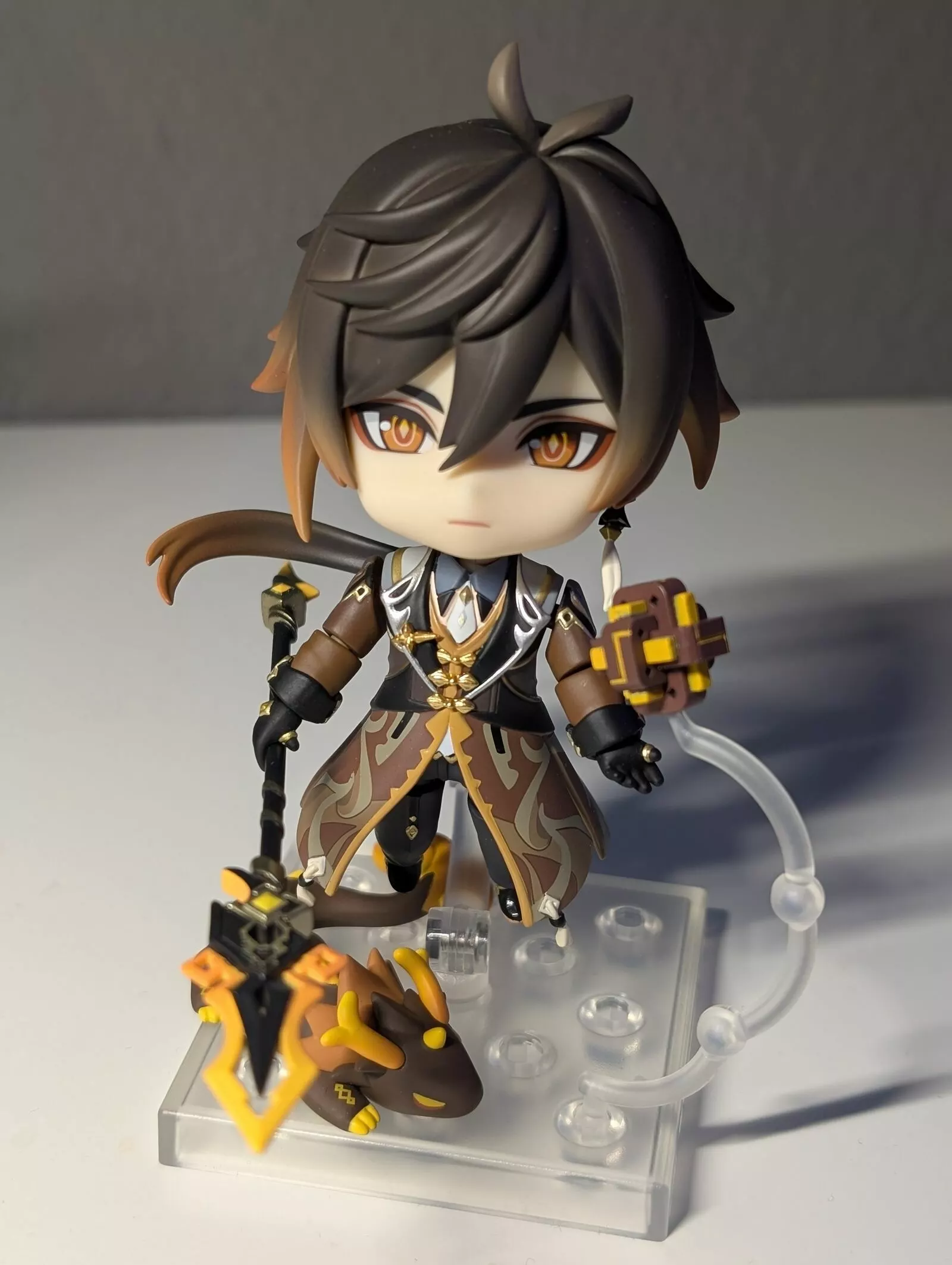 Zhongli frisch auf meinem Schreibtisch eingezogen.<3