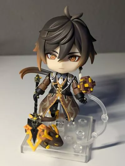 Zhongli frisch auf meinem Schreibtisch eingezogen.<3