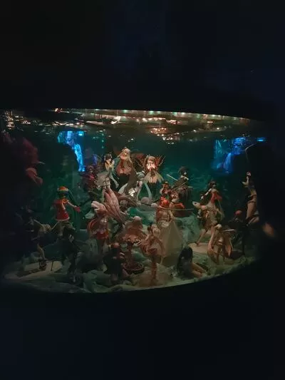 Und hier das komplette Aquarium beleuchtet natürlich kein Wasser drin.